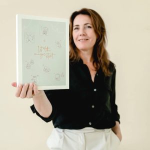 Dorien met haar eigen Aftelkalender in haar hand.