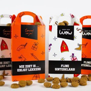 Oranje en Multicolor giftpacks gevuld met een zak kruidnoten.